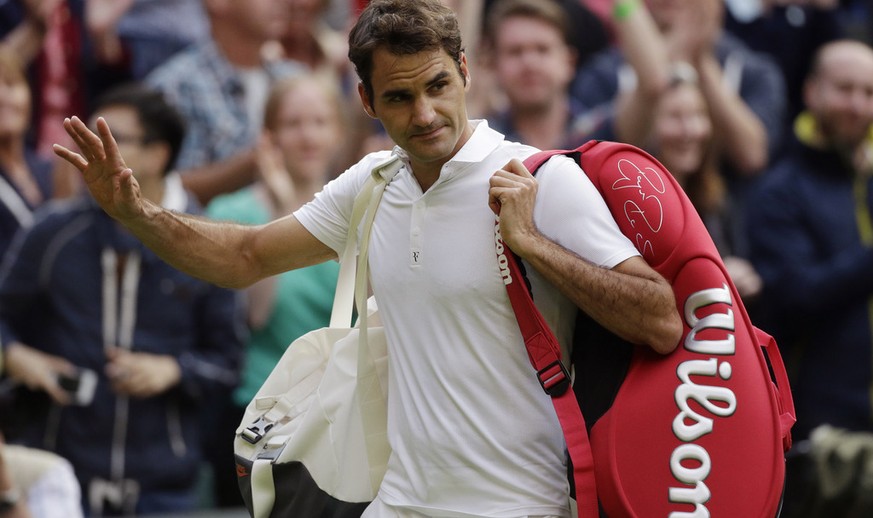 Enttäuscht stapft Roger Federer nach der 7:6, 6:7, 5:7, 6:7-Niederlage gegen Sergej Stachowski in Wimbledon von dannen.