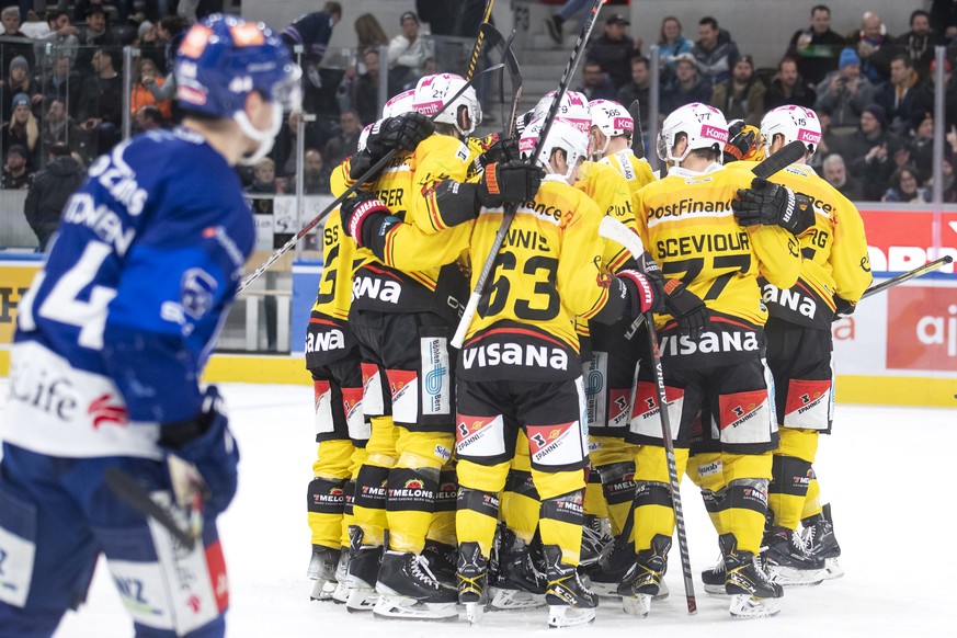 Jubel bei beim SC Bern im Eishockeyspiel der National League zwischen den ZSC Lions und dem SC Bern am Samstag, 3. Dezember 2022, in der Swiss Life Arena in Zuerich. (KEYSTONE/Alexandra Wey)