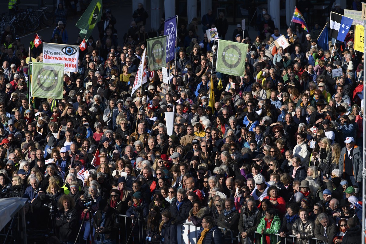 Personen protestieren waehrend der Kundgebung unter dem Moto "Sofortiger Stopp der Corona-Massnahmen", am Freitag, 12. November 2021, auf dem Rosalia-Wenger-Platz, in Wankdorf, Bern. (KEYSTO ...