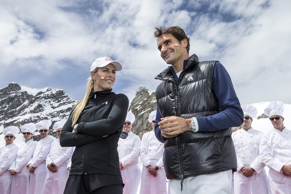Tennis Champion Roger Federer, rechts, und Skirennstar Lindsey Vonn, links, mit den Lindt Maitre Chocolatiers auf dem Jungfraujoch auf 3454 Meter ueber Meer anlaesslich der Eroeffnung des Lindt Swiss  ...