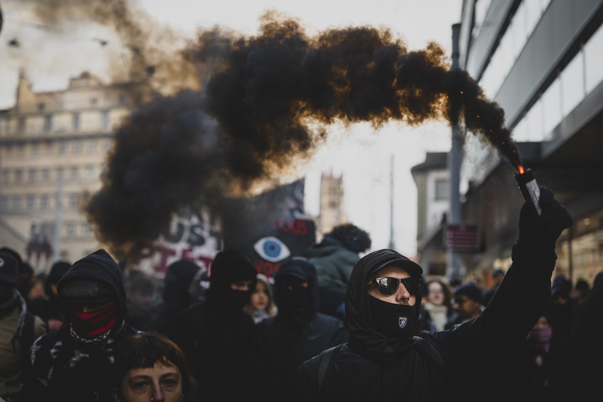 Des manifestants defilent lors d'une manifestation contre le racisme et les violences policieres organisee par la Coalition Romande Antiraciste, ce samedi 6 decembre a Lausanne. (KEYSTONE/Gabriel ...