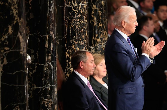 Vizepräsident Joe Biden (stehen) applaudiert, der Anführer der Republikaner im Repräsentantenhaus, John Boehner, verzieht keine Miene.