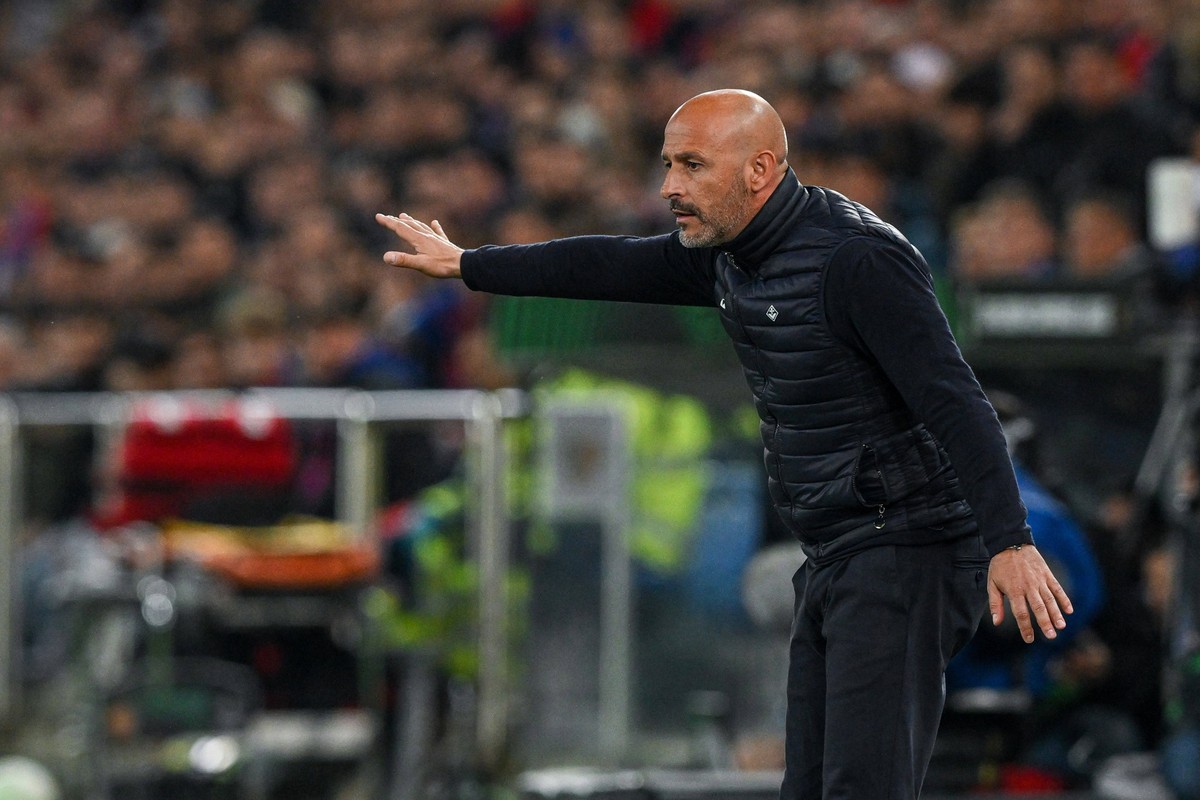 Head Coach Fiorentina Vincenzo Italiano during the UEFA Conference League semi-final 2nd leg match between FC Basel and ACF Fiorentina at St. Jackob park Stadium - Basel, Switzerland Soccer Cristiano  ...