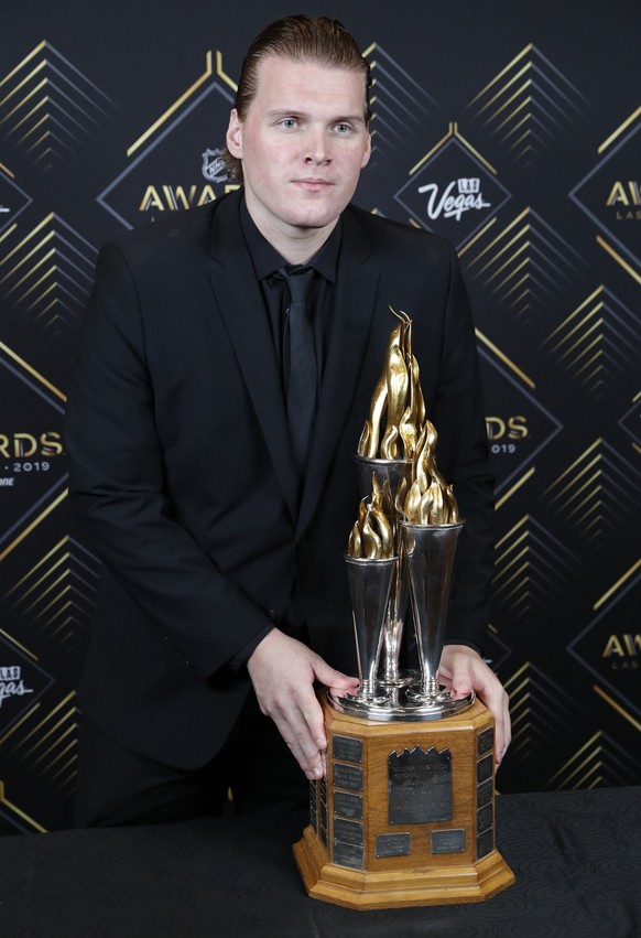 New York Islanders&#039; Robin Lehner poses with the Bill Masterton Memorial Trophy, for the player exemplifying the qualities of perseverance, sportsmanship and dedication to hockey, after winning th ...