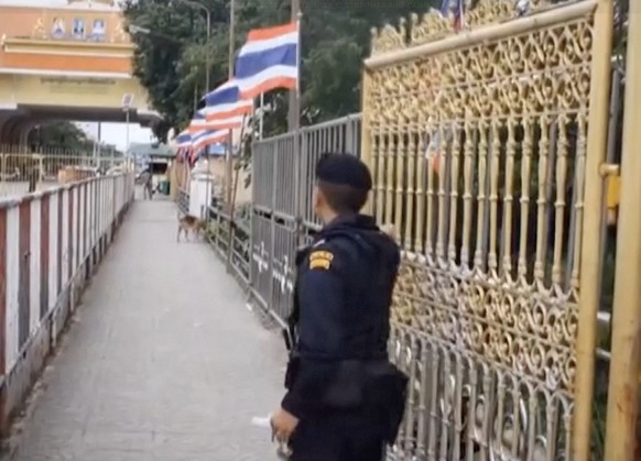 Ein thailändischer Grenzbeamter schliesst ein Tor an der Grenze zu Kambodscha, 24. Juli 2025