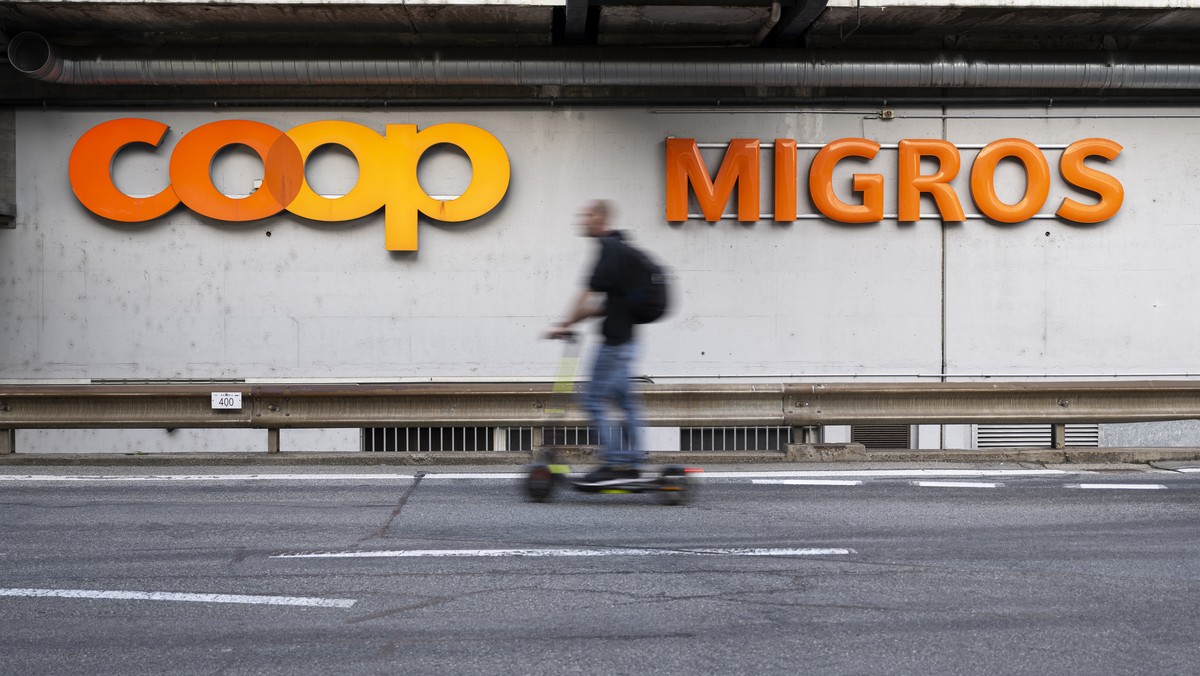 Die Logos von den Supermaerkten Coop und Migros fotografiert am Freitag, 20. September 2024 in Bern. (KEYSTONE/Anthony Anex)
