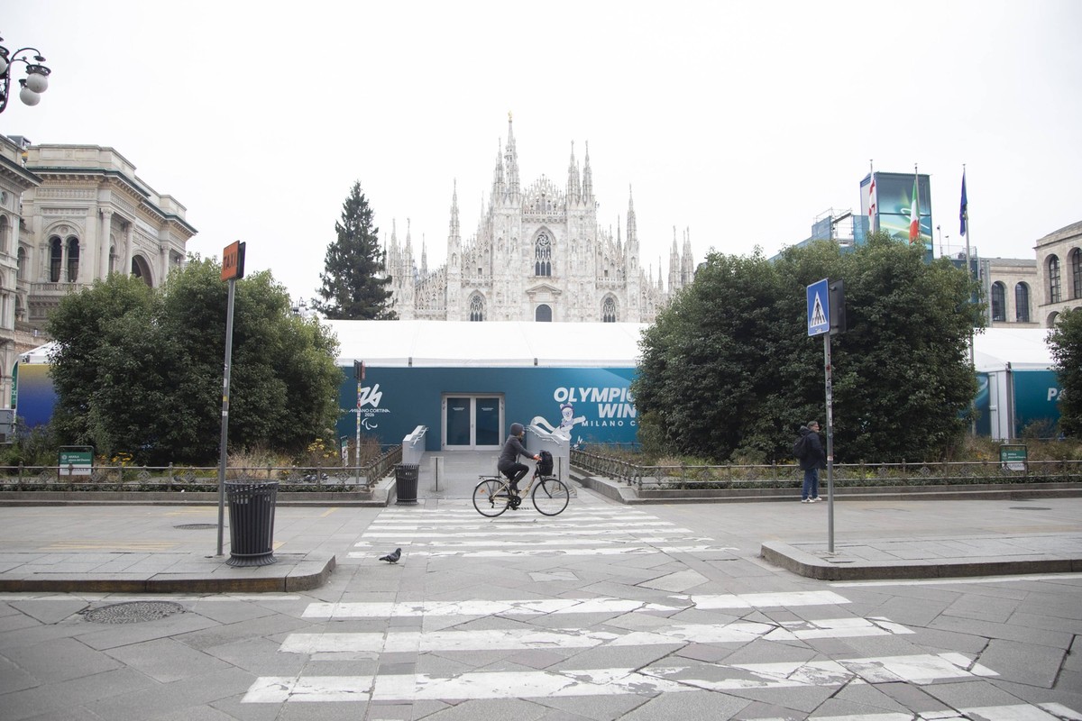 Milan, Piazza Savoia, the taxi rank in front of the central station, taxi drivers stopped for a national strike PUBLICATIONxNOTxINxITA Copyright: xFrancescoxEnriquezx/xipa-agency.netx/xFrancescoxEnriq ...
