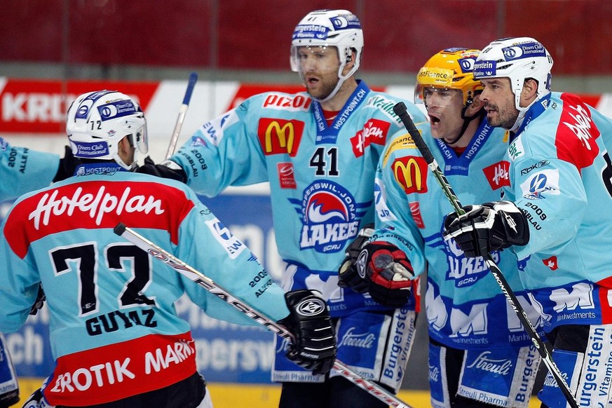 Von links: Die Rapperswiler Spieler Noel Guyaz, Niklas Nordgren, Stacy Roest und Gaetan Voisard jubeln beim Eishockeyspiel der National League A zwischen den Rapperswil-Jona Lakers und dem HC Lugano a ...