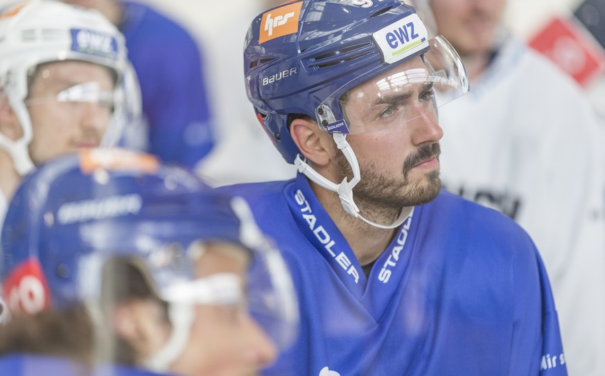 Der neue ZSC Spieler Denis Hollenstein hoert konzentriert zu beim Training in der Eishalle in Oerlikon aufgenommen am Freitag, 10. Juli 2018, in Zuerich. (KEYSTONE/Aladin Klieber)