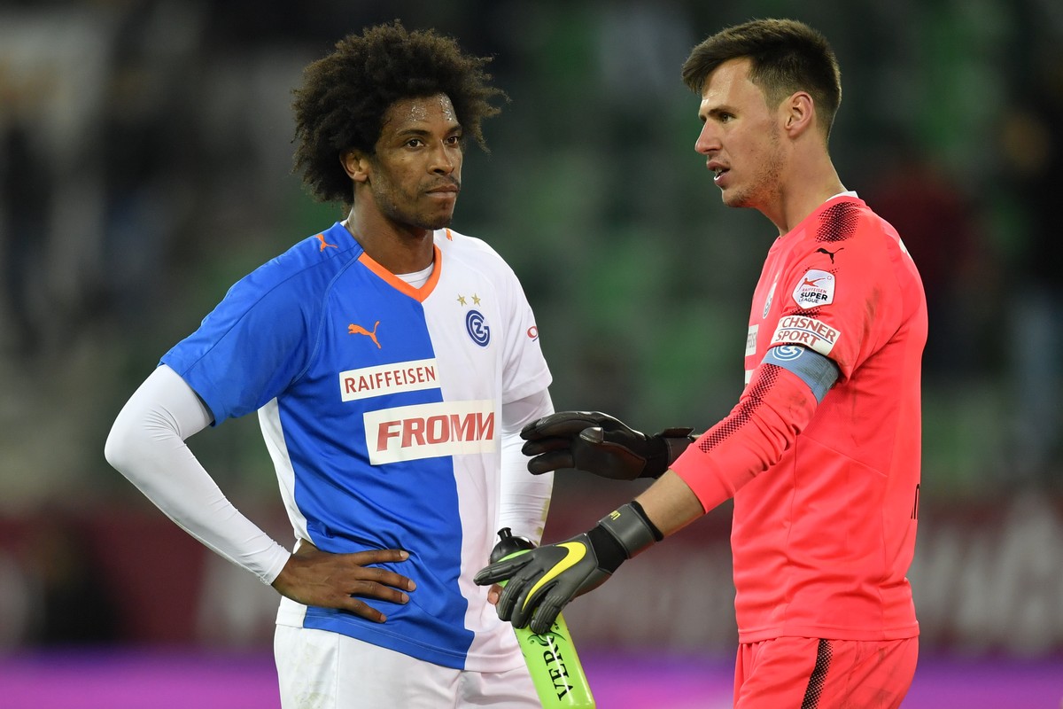 Grasshopper Caiuby Francisco Da Silva, links, und Grasshopper Goalie Heinz Lindner, beim Fussball Super-League Spiel zwischen dem FC St. Gallen und dem Grasshopper Club Zuerich, am Mittwoch, 3. April  ...