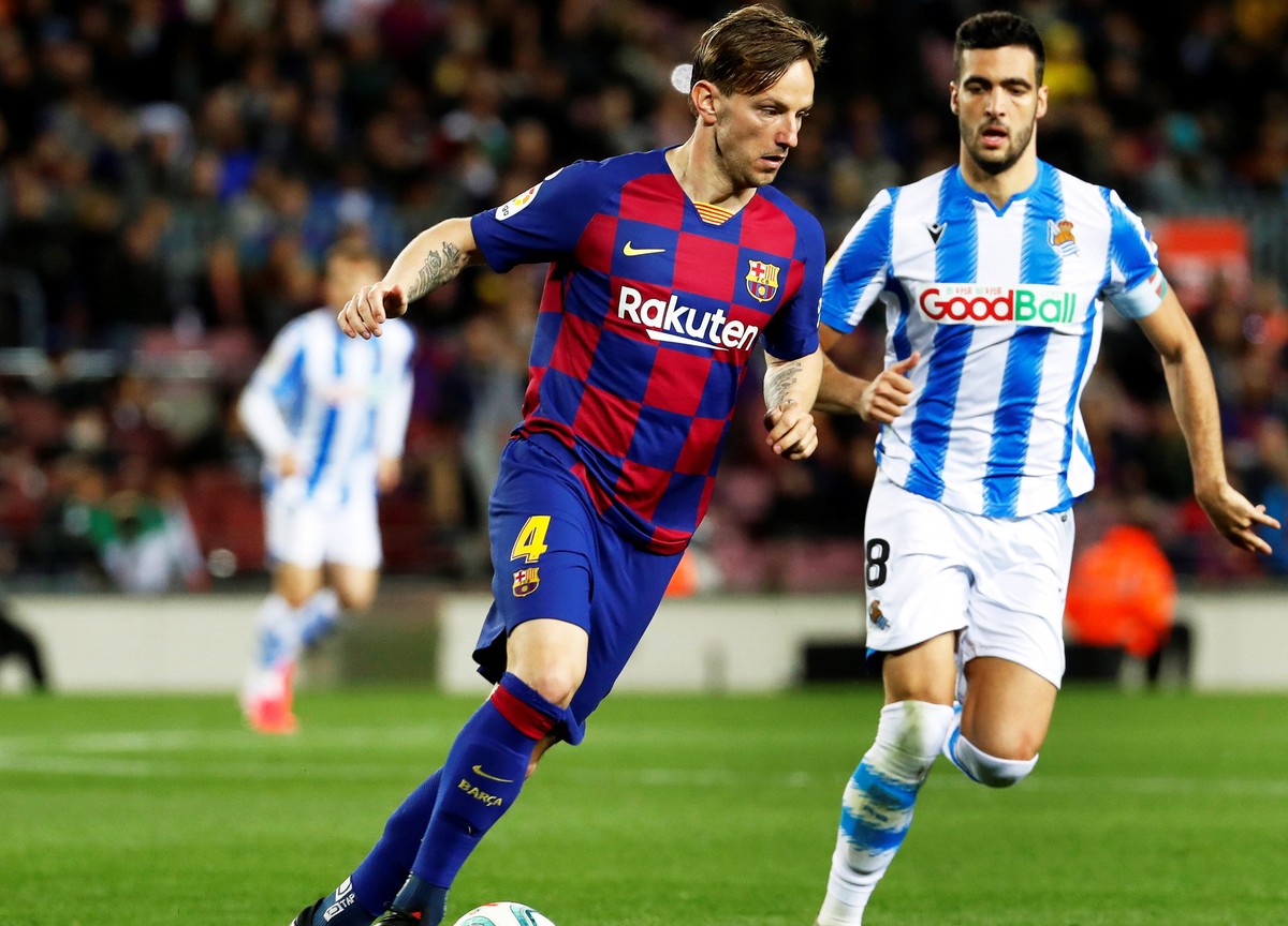 epa08277185 FC Barcelona's Ivan Rakitic (L) in action against Real Sociedad's Mikel Merino (R) during the Spanish La Liga soccer match between FC Barcelona and Real Sociedad at Nou Camp stad ...