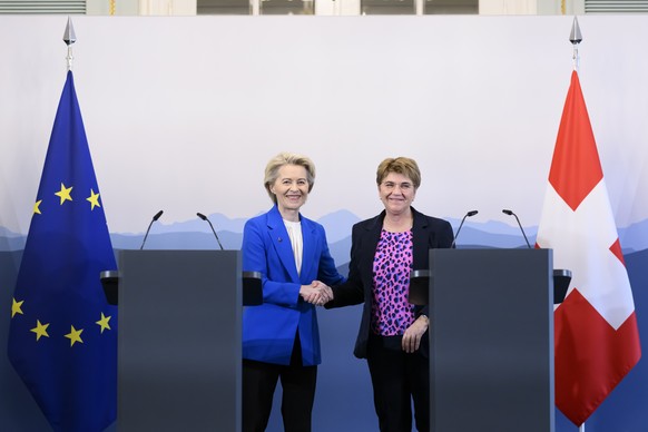 Swiss Federal President Viola Amherd, right, shakes hands with European Commission President Ursula von der Leyen, left, after a press conference on Friday, December 20, 2024 in Bern, Switzerland. Van ...