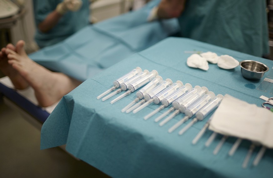 ZUR ABSTIMMUNG VOM 14. JUNI 2015 UEBER DIE PRAEIMPLANTATIONSDIAGNOSTIK STELLEN WIR IHNEN FOLGENDES BILDMATERIAL ZUR VERFUEGUNG - Needles with probes from the patients testicles, extracted for a testic ...