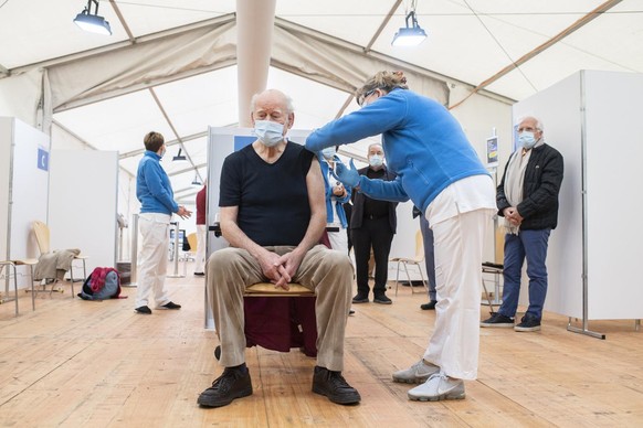 Franz Hohler, Schriftsteller, wird gegen das Covid-19 Coronavirus geimpft, im Referenz-Impfzentrum EBPI am Hirschengraben in Zuerich vor, aufgenommen am Montag, 4. Januar 2021. (KEYSTONE/Ennio Leanza)