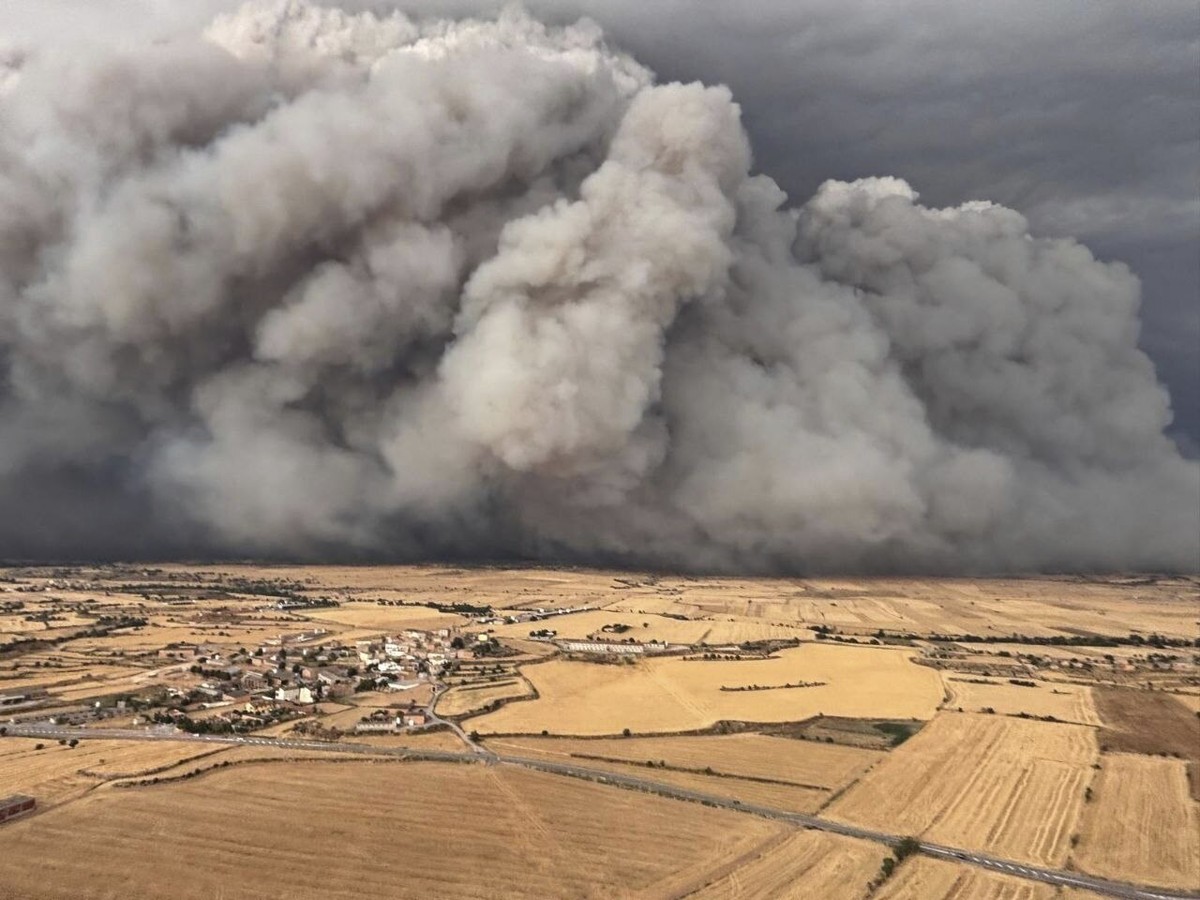 In this photo released by Agents Rurals de Catalunya, uncontrolled fire rages across the grasslands in the Segarra region, in the rural province of Lleida, Spain, Tuesday, July 1, 2025. (AP Photo/ Age ...
