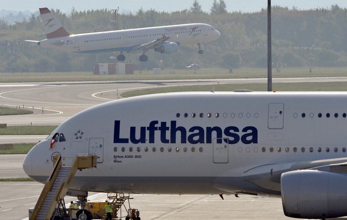 Ein Airbus 380-800 der deutschen Fluggesellschaft Lufthansa steht am Montag (22.08.11) auf dem Flughafen in Wien-Schwechat auf der Parkposition, waehrend ein Flugzeug der Fluggesellschaft AUA landet.  ...