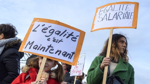 Des personnes et principalement des femmes ont participe a un rassemblement pour dire stop au dumping salarial sur le dos des femmes et pour aussi combattre toutes les formes de discrimination et de v ...