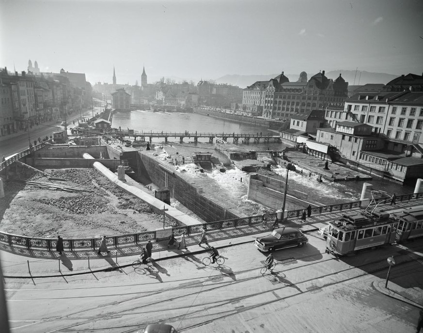Blick auf Limmalquai und Stadthausquai. Auftrag: Neue Zürcher Zeitung (NZZ)
Zürich, Bahnhofbrücke im Umbau