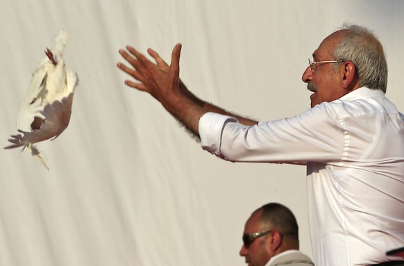 Kemal Kilicdaroglu, the leader of Turkey&#039;s main opposition Republican People&#039;s Party, throws a dove into the air during a rally following his 425-kilometer (265-mile) &#039;March for Justice ...