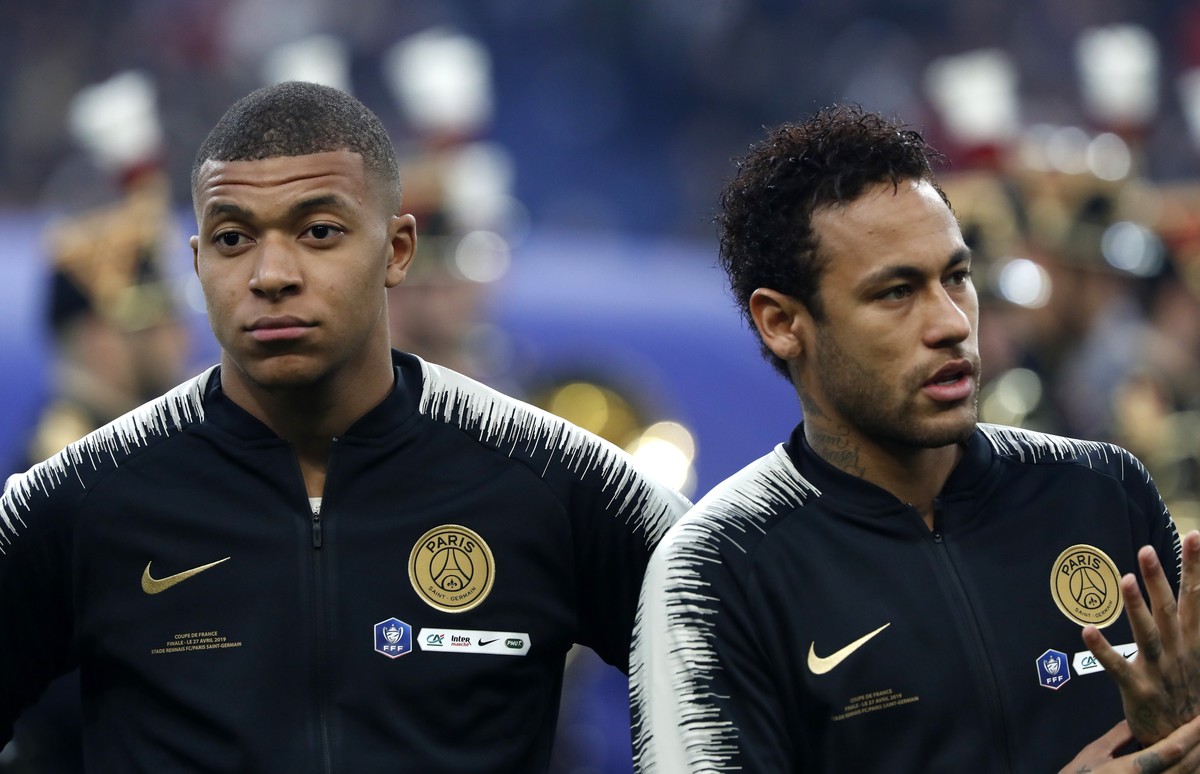 PSG's Kylian Mbappe, left, and PSG's Neymar, right, before the start of the French Cup soccer final between Rennes and Paris Saint Germain at the Stade de France stadium in Saint-Denis, outs ...