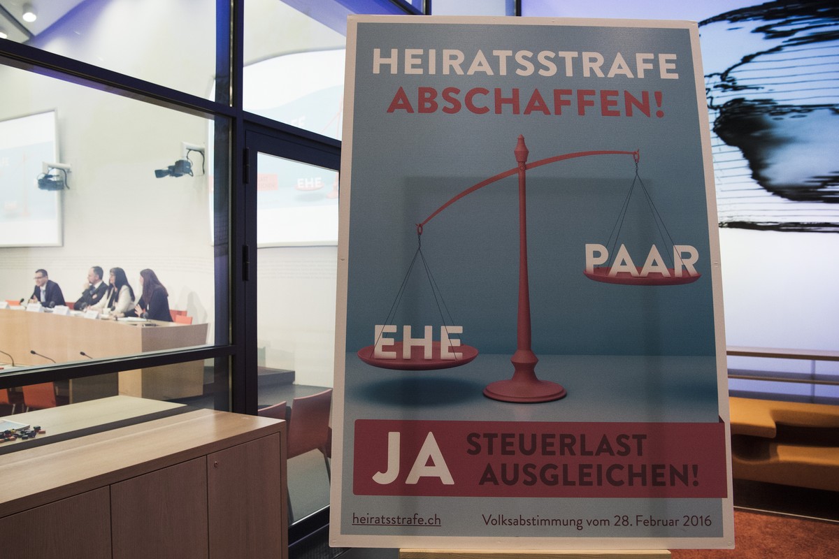Marco Romano, CVP/TI, Christophe Darbellay, Parteipraesident CVP/VS, Marianne Streiff EVP/BE und Nadja Pieren SVP/BE, von links, plaedieren fuer die Abschaffung der Heiratsstrafe neben einem Plakat am ...
