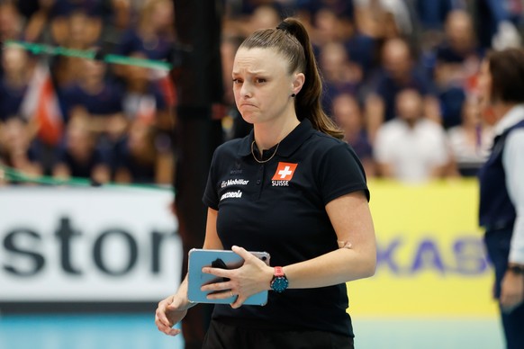 Die Schweizer Trainerin Lauren Bertolacci waehrend dem Volleyball EM-Qualifikationsspiel der Frauen zwischen der Schweiz und Deutschland in der Betoncoupe Arena in Schoenenwerd, am Samstag, den 24. Au ...