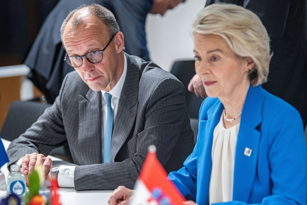 D'après Jörg Baberowski, les leaders européens devront renouer le dialogue avec Vladimir Poutine. Ici le chancelier allemand Friedrich Merz et la présidente du Conseil européen Ursula von der Ley ...