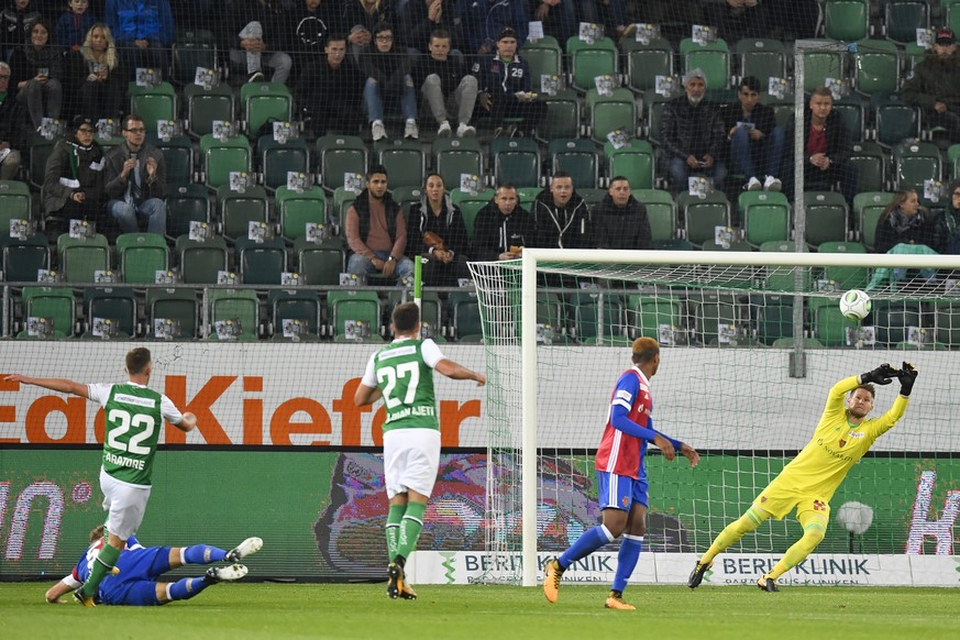 Der St. Galler Marco Aratore, links, trifft zum 1-0 gegen Basels Torhueter Tomas Vaclik, im Fussball Super League Spiel zwischen dem FC St. Gallen und dem FC Basel, am Mittwoch, 20. September 2017, im ...