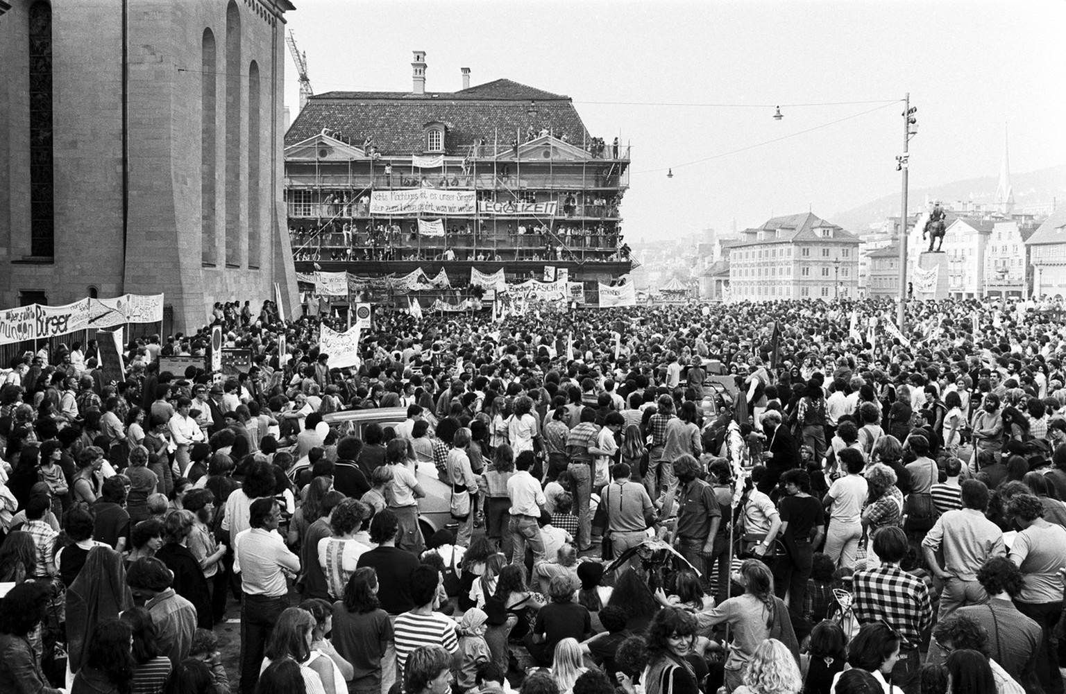 Friedliche Demonstration mit Transparenten fuer eine Wiedereroeffnung des AJZ&#039;s am 20. September 1980 vor dem Fraumuenster in Zuerich. Die &#039;Jugendunruhen&#039; in Zuerich begannen am 30. Mai ...