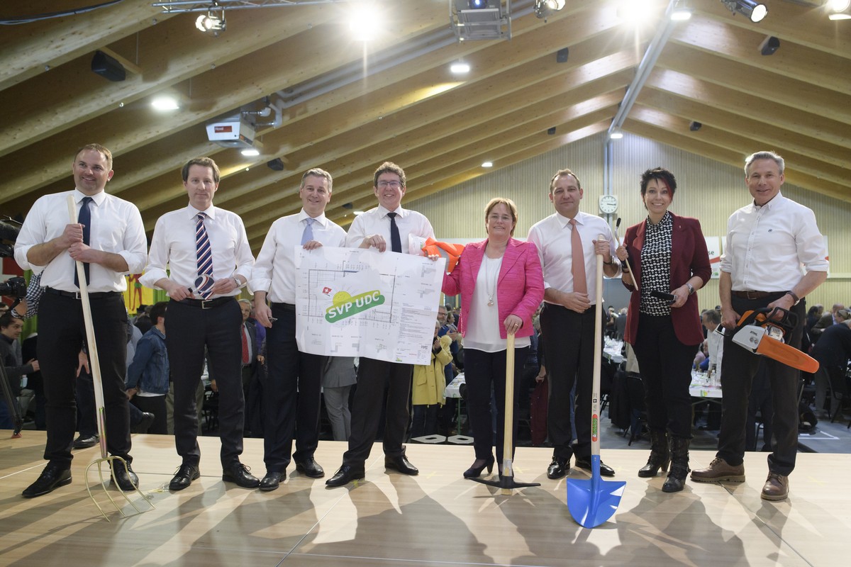 Die Parteileitung, mit den Nationalraeten Marc Dettling, Thomas Aeschi, Vizepraesident Marco Chiesa, Parteipraesident Albert Roesti, Vizepraesidentin Magdalena Martullo-Blocher, Thomas Matter, Sandra  ...