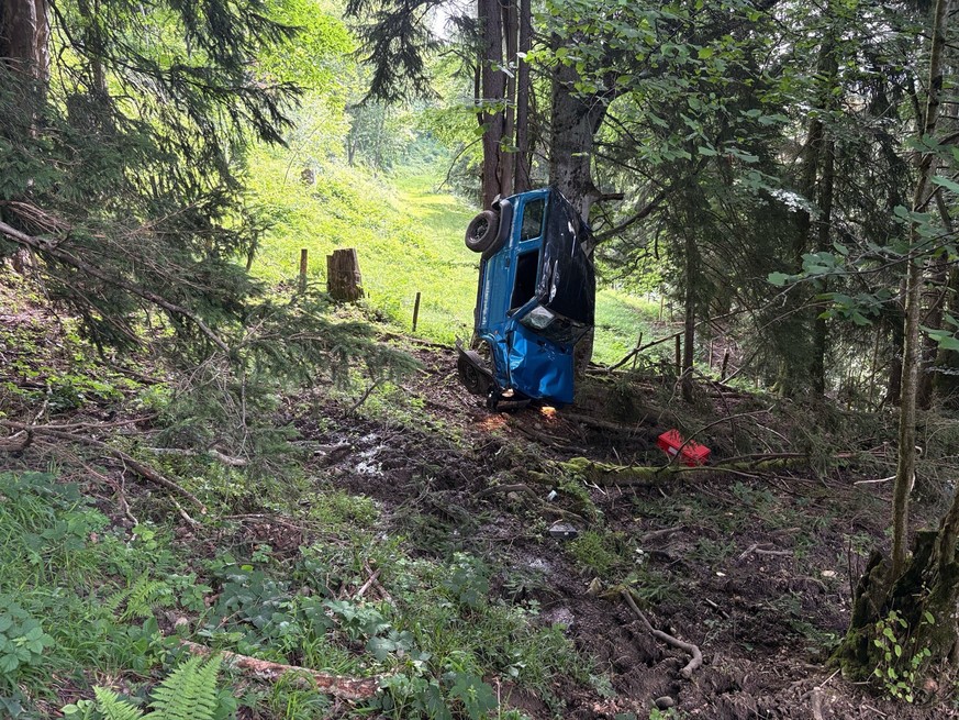 Ein 65-jähriger Lenker ist mit seinem Auto auf einer Alpenstrasse in Libingen SG in der Nacht auf Donnerstag in die Tiefe gestürzt (28. Juni 2025)