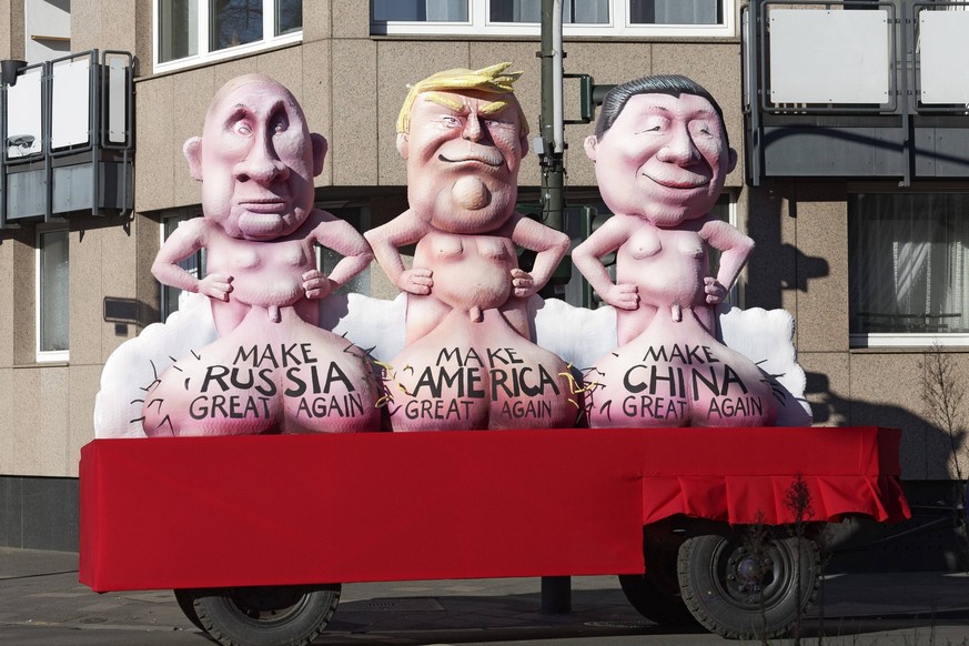 Autokraten Trump, Putin und Xi mit gro�en Hodens�cken, Make America, Russia, China Great Again, Pappmach�-Figuren, Mottowagen von Jacques Tilly, Rosenmontagszug 2025, D�sseldorf, Rheinland, Nordrhein- ...
