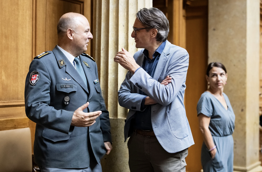 Im Nationalratssaal: Gerhard Andrey diskutiert mit Armeechef Benedikt Roos.