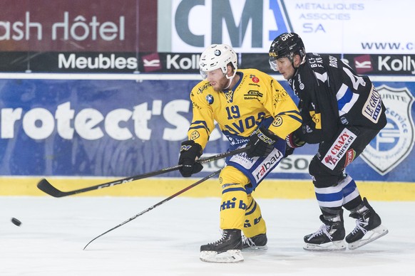 L&#039;attaquant davosiens Marc Aeschlimann, gauche, lutte pour le puck avec l&#039;attaquant fribourgeois Matthias Rossi, droite, lors du match du championnat suisse de hockey sur glace de National L ...