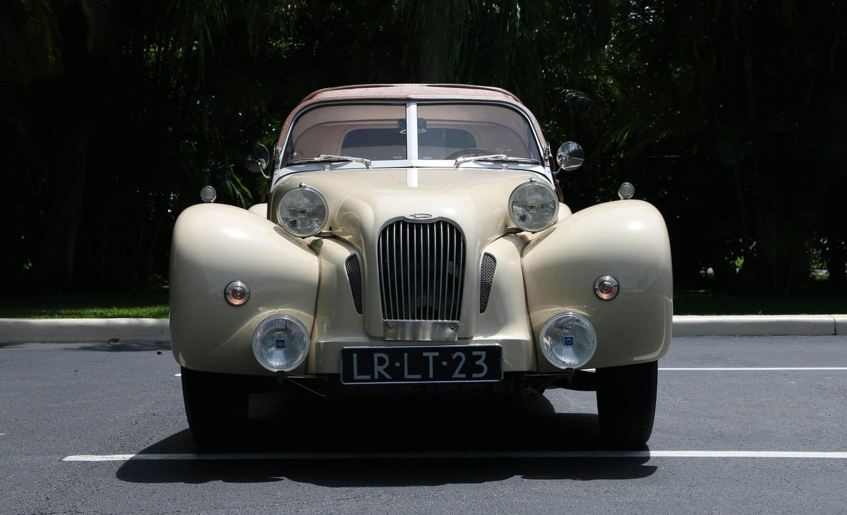 Burton Roadster Sotheby's Auktion Florida auto retro design https://rmsothebys.com/en/auctions/0521/open-roads--may/lots/r0036-1986-citro%C3%ABn-2cv-roadster-by-burton/1093444#