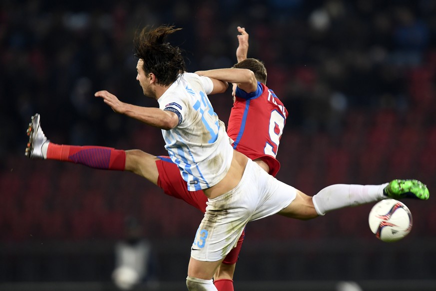 Zurich&#039;s Alain Nef, left, in action against Steaua Bucharest&#039;s Alexandru Tudorie, right, during the UEFA Europa League group match between Swiss Club FC Zurich and Romania&#039;s Steaua Buch ...
