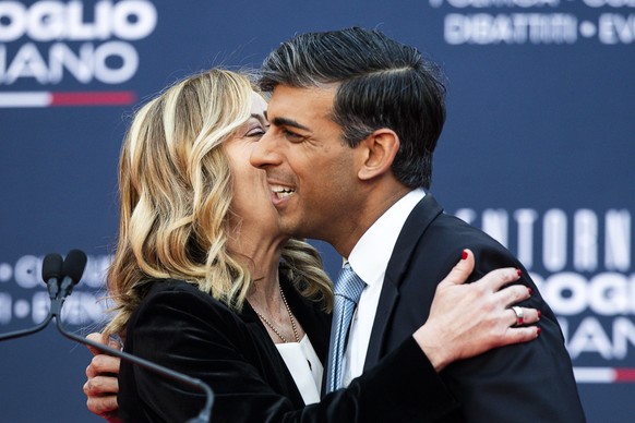 epa11032539 Italian Prime Minister Giorgia Meloni (L) hugs British Prime Minister Rishi Sunak during the Atreju 2023 political festival in the gardens of Castel Sant&#039;Angelo in Rome, Italy, 16 Dec ...