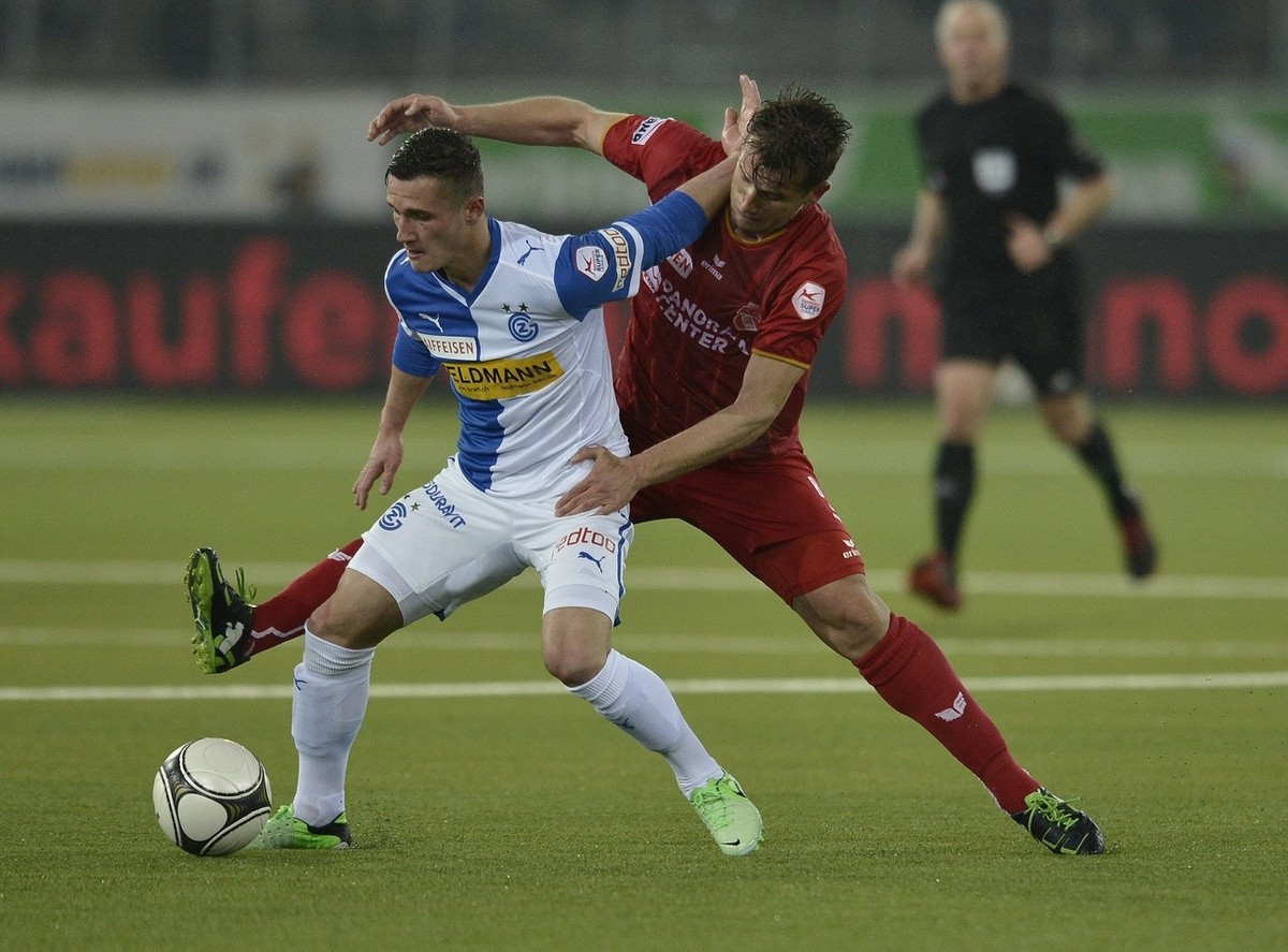 Thuns Muhamed Demiri, rechts, im Duell mit Zuerichs Taulant Xhaka im Fussball Meisterschaftsspiel der Super League zwischen dem FC Thun und dem Grasshopper Club Zuerich am Samstag, 30. Maerz 2013, in  ...