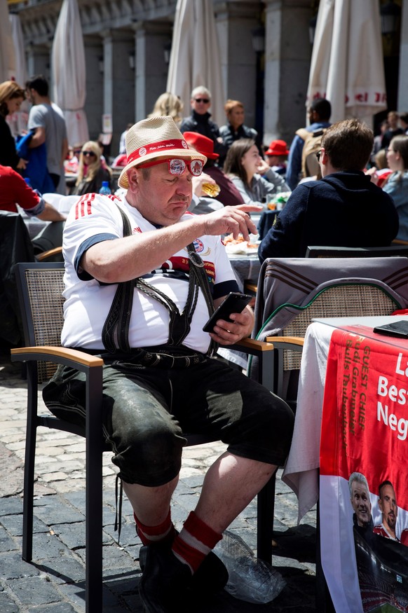 epa06704257 FC Bayern Munich fans enjoy the sunny weather at Plaza Mayor in Madrid, Spain, 01 May 2018. Real Madrid and Bayern Munich will play a second leg Champions League semi final match later in  ...