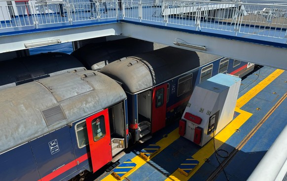 Der unterteilte Zug befindet sich nun auf der Fähre nach Messina.