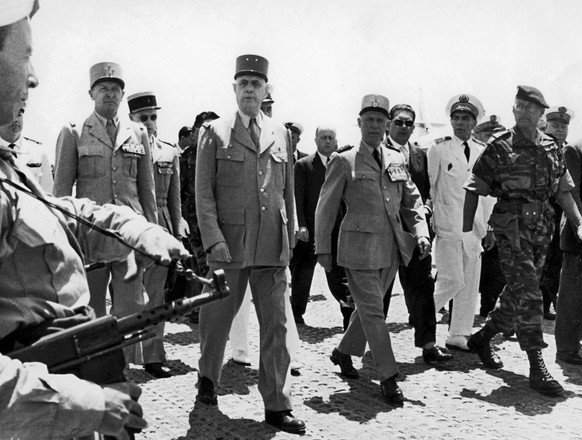 Charles de Gaulle, seit dem 1. Juni 1958 Ministerpraesident Frankreichs, besucht am 4. Juni 1958 Algerien kurz nach dem Aufstand von Algerienfranzosen im Mai, aufgenommen nach seiner Ankunft auf dem F ...