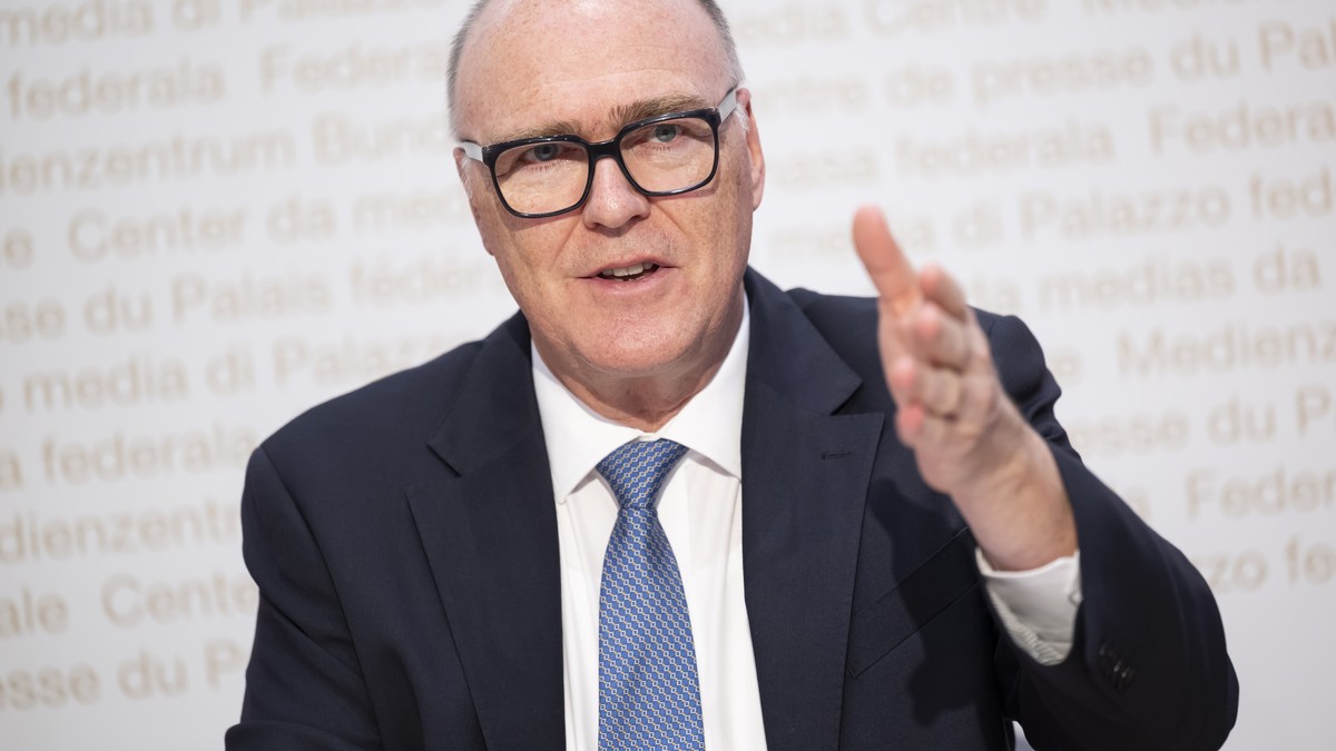 Bundesrat Martin Pfister, spricht an einer Medienkonferenz ueber die Staerkung der Sicherheit und Verteidigung der Schweiz, am Mittwoch, 28. Januar 2026, im Medienzentrum Bundeshaus in Bern. (KEYSTONE ...