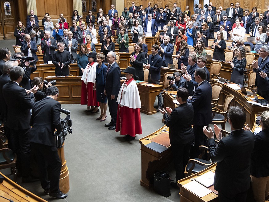 Bundesrätin Simonetta Sommaruga, Mitte links, und Bundesrat Guy Parmelin, Mitte rechts, können sich über ihre Wahl zur Bundespräsidentin beziehungsweise zum stellvertretenden Bundespräsidenten freuen. ...