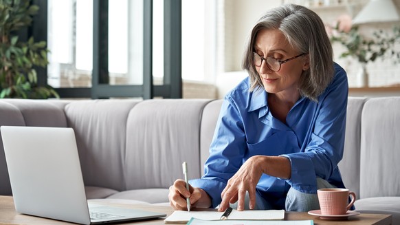 old women, alte Frau arbeitet, home office, frau am arbeiten, telearbeit, zu hause arbeiten, working, shutterstock