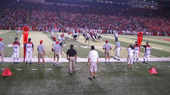 Die Downmarker zeigen an, von wo bis wo der Football für ein neues First Down kommen muss.