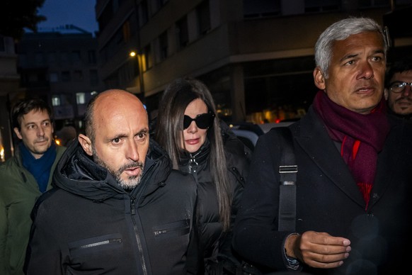 epa12637498 French owners of the bar in Crans-Montana, where the deadly fire happened on New Year's Day, Jacques and Jessica Moretti (C) arrive with their lawyers for questioning by the Valais pu ...