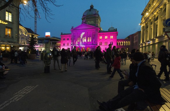 Die beleuchtete Fassade des Parlamentsgebaeudes (Bundeshaus) anlaesslich der traditionellen &quot;Berner-Museumsnacht&quot; am Freitag, 20. Maerz 2015, in Bern. (KEYSTONE/Lukas Lehmann)