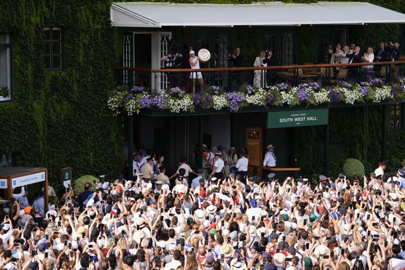&lt;p&gt;Iga Swiatek lässt sich auf dem Balkon für den Wimbledon-Triumph feiern.&lt;/p&gt;