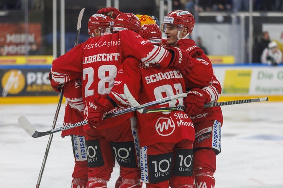 SC Rapperswil-Jona Lakers Stuermer Jordan Schroeder (#90) wird gefeiert nach seinem Treffer zum 3-2 waehrend dem Eishockey-Meisterschaftsspiel der National League zwischen den SC Rapperswil-Jona Laker ...