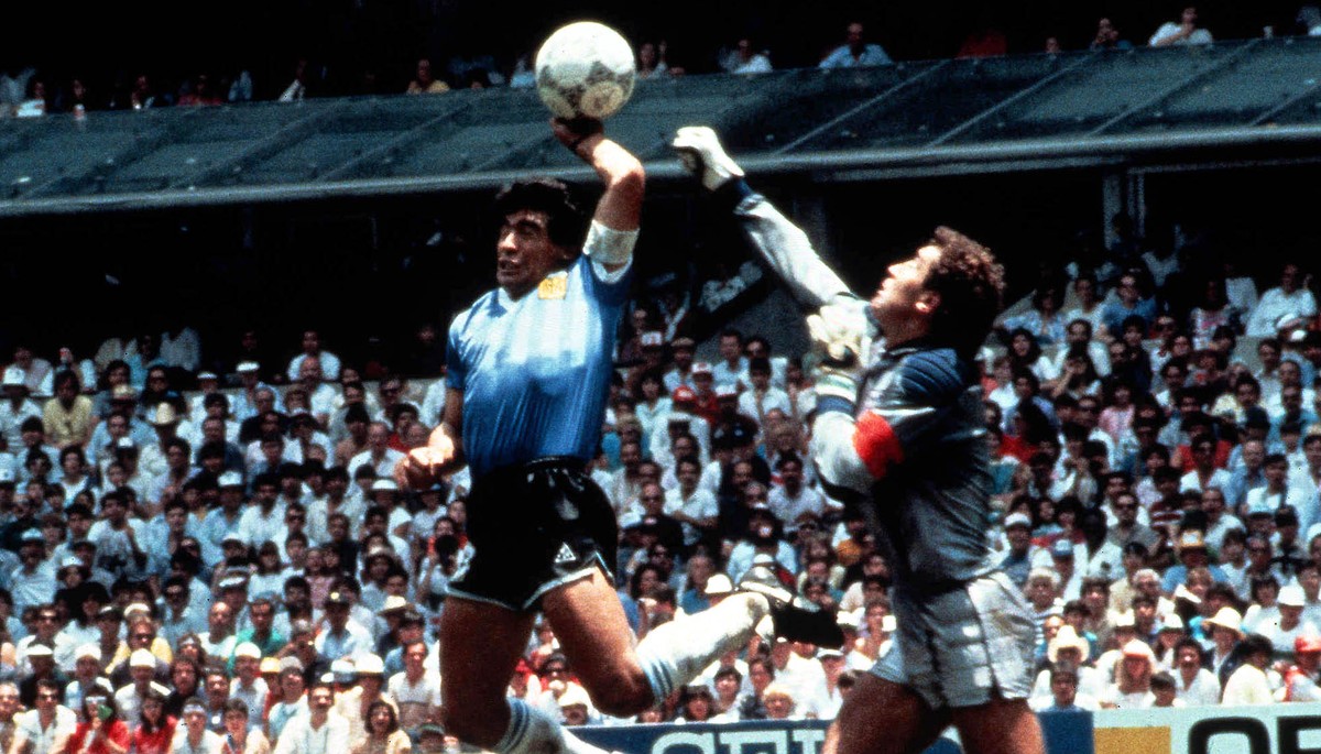 ARCHIV - ZUM TEXT UEBER DIE ENGLISCHE NATIONALMANNSCHAFT STELLEN WIR IHNEN FOLGENDES BILDMATERIAL ZUR VERFUEGUNG - Eine beruehmte und vieldiskutierte Szene der Fussball-WM-Geschichte vom 22. Juni 1986 ...